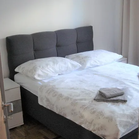 Ivan J Apartman *